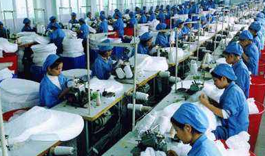 服装零售遇冷，化妆品消费升温 纺织皮革与化妆品行业的冰火两重天